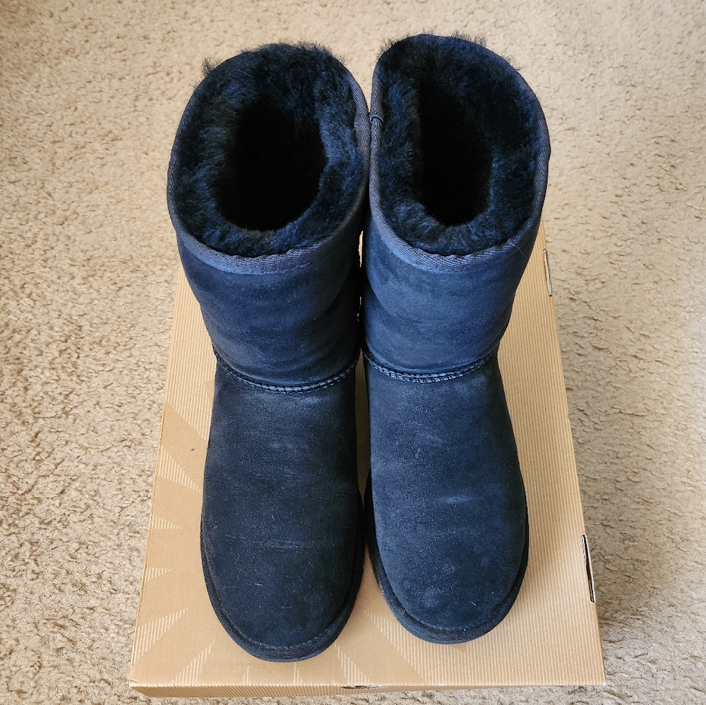 UGG Classic SHORT in Black - Picture 7 of 11